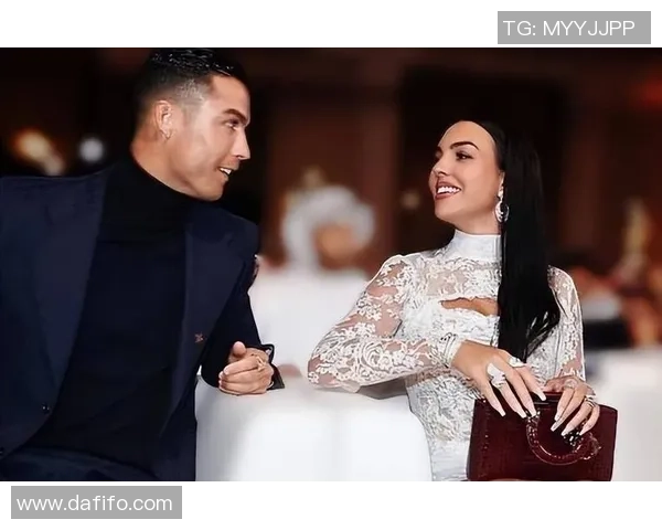 足球明星奢华生活揭秘黄金炫富图片引发热议与羡慕