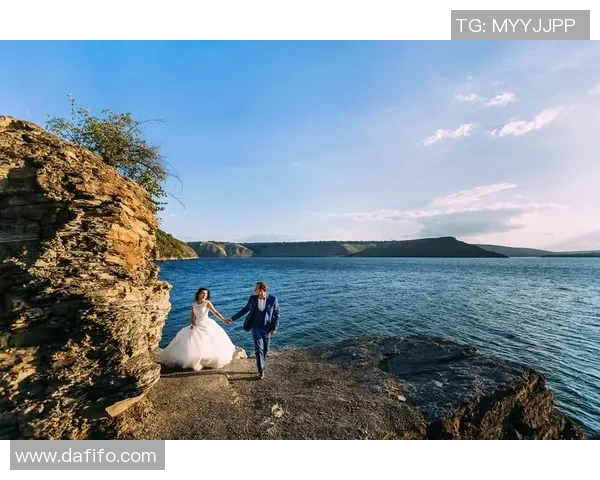 哪位足球明星在爱情中专情且与美丽女性相伴的浪漫故事揭秘