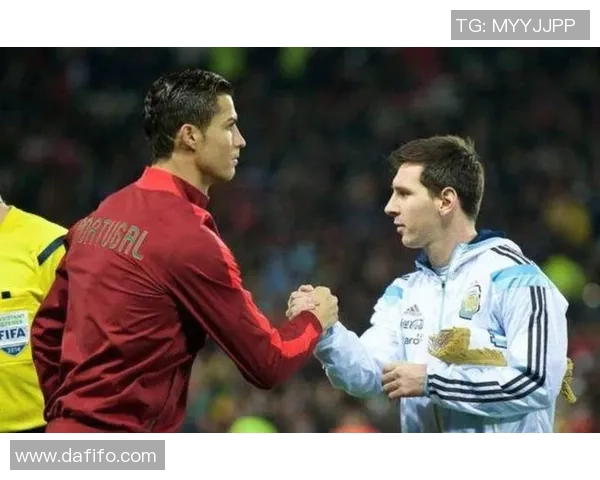 足球明星趣味模仿经典动作引发球迷热议与欢笑